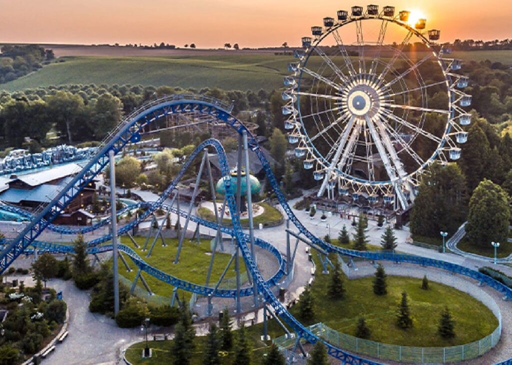 Allées d’un parc d’attractions