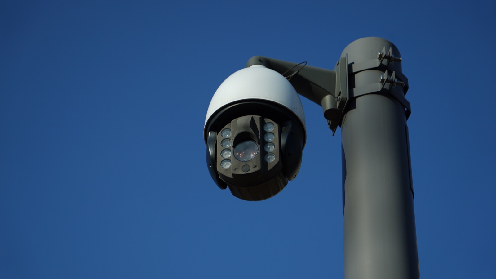 Caméra de vidéosurveillance dôme installée en extérieur