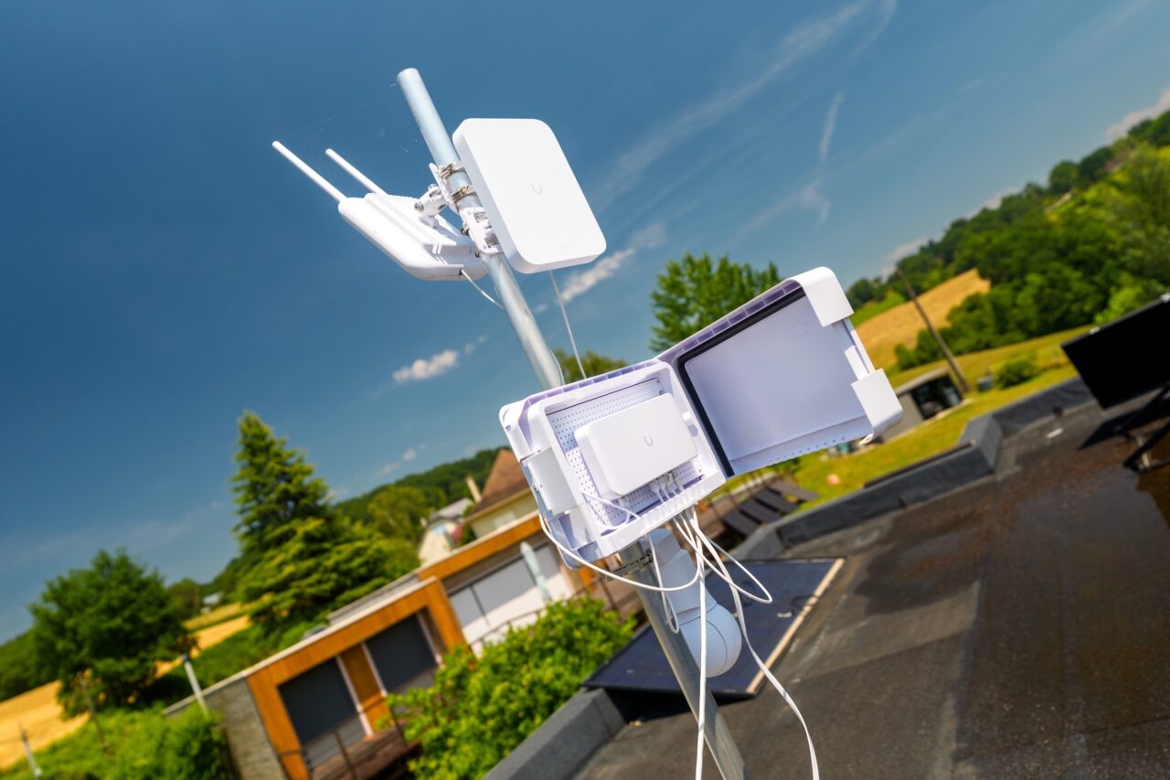 Point d’accès WiFi extérieur installé sur un mât